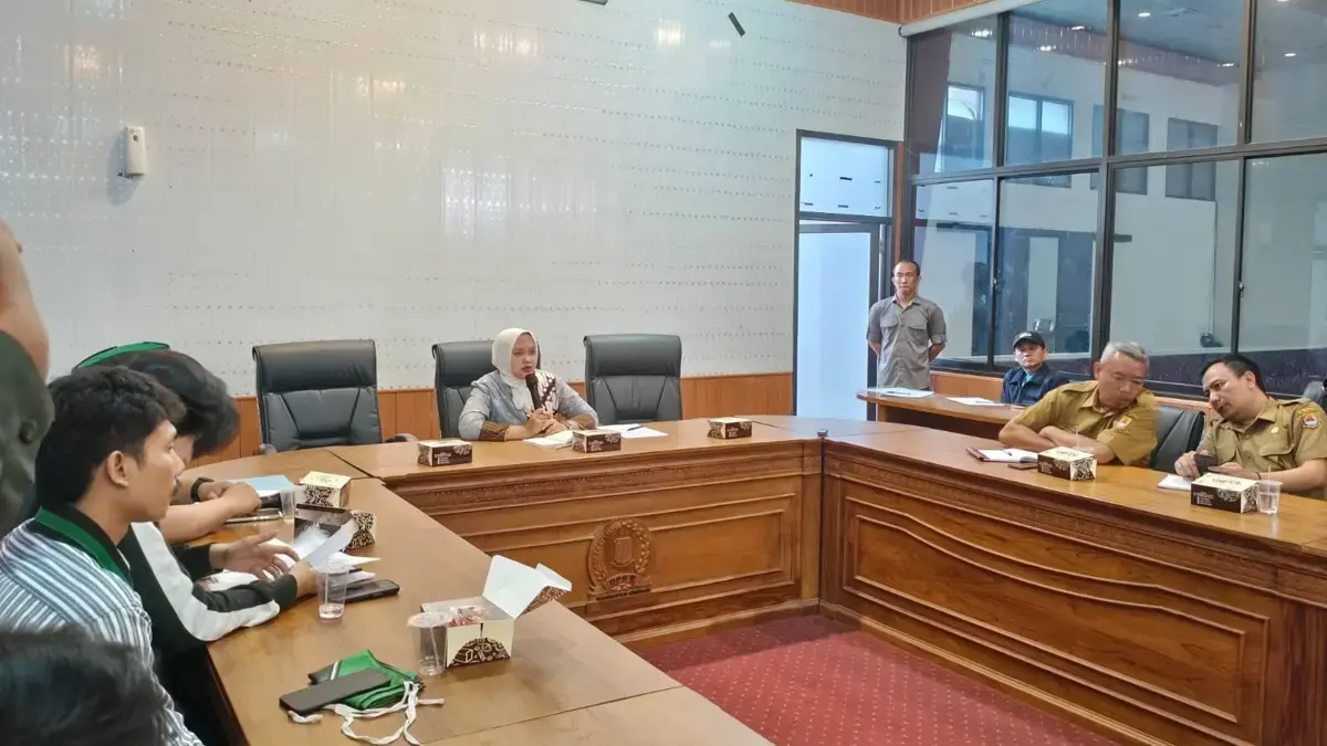 Audiensi dengan Mahasiswa, DPRD Pastikan Transparan dan Taat Aturan soal Anggaran Ketua DPRD Kabupaten Cirebon Dr Sophi Zulfia SH MH saat menerima aspirasi dari mahasiswa