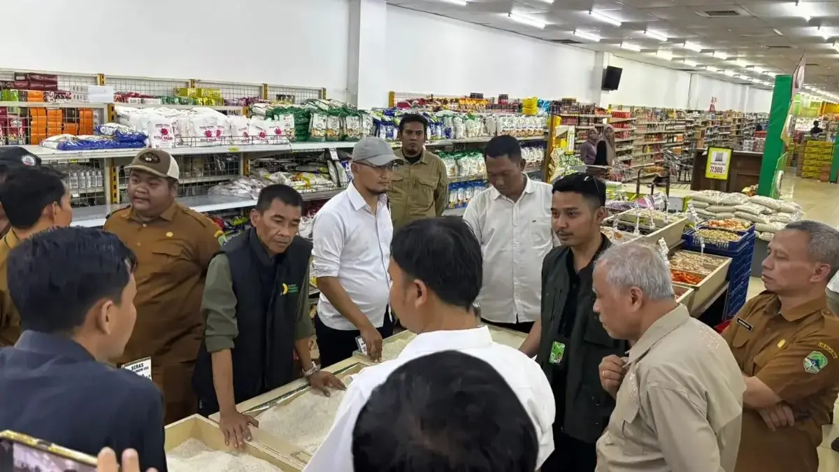 Jajaran Polres Majalengka bersama Bapanas dan Satgasda memantau harga serta mutu beras
