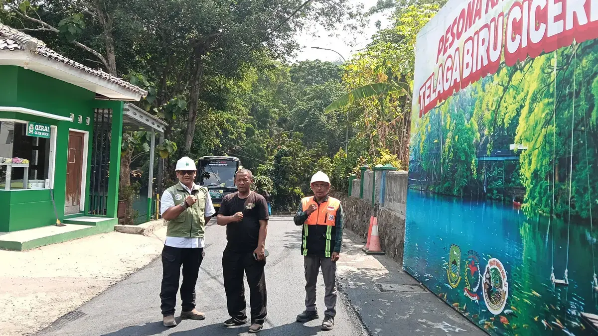 Pekerjaan perbaikan jalan penghubung Desa Kaduela menuju kawasan wisata Telaga Remis, Kecamatan Pasawahan