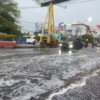 Hujan lebat mengguyur wilayah Kota Cirebon, Jumat (30/10/2026), menandai datangnya musim penghujan.