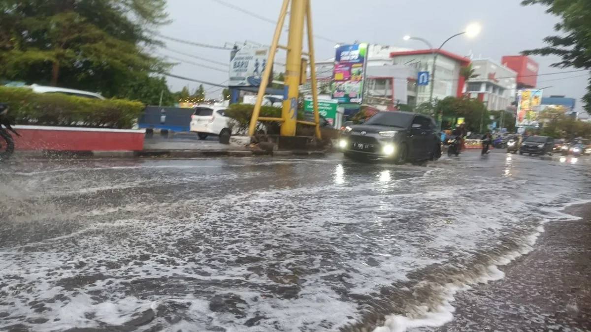 Hujan lebat mengguyur wilayah Kota Cirebon, Jumat (30/10/2026), menandai datangnya musim penghujan.