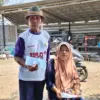 Warga bersama para donatur berswadaya untuk melakukan perbaikan jalan Kroya-Karanganyar.