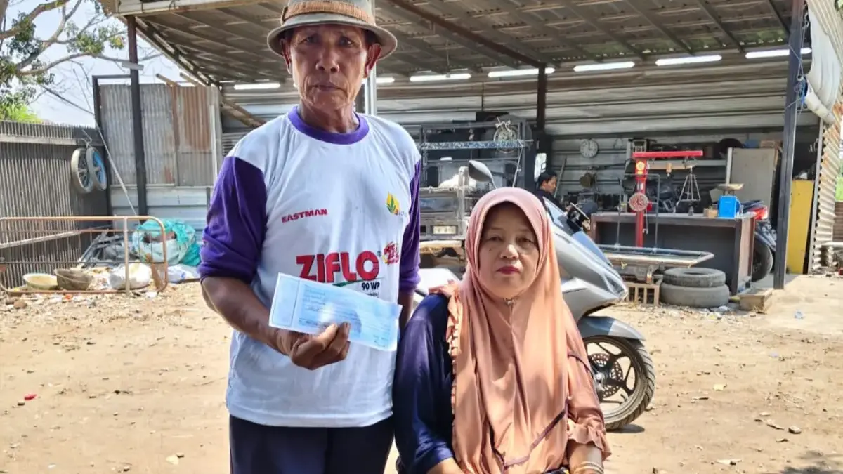 Warga bersama para donatur berswadaya untuk melakukan perbaikan jalan Kroya-Karanganyar.