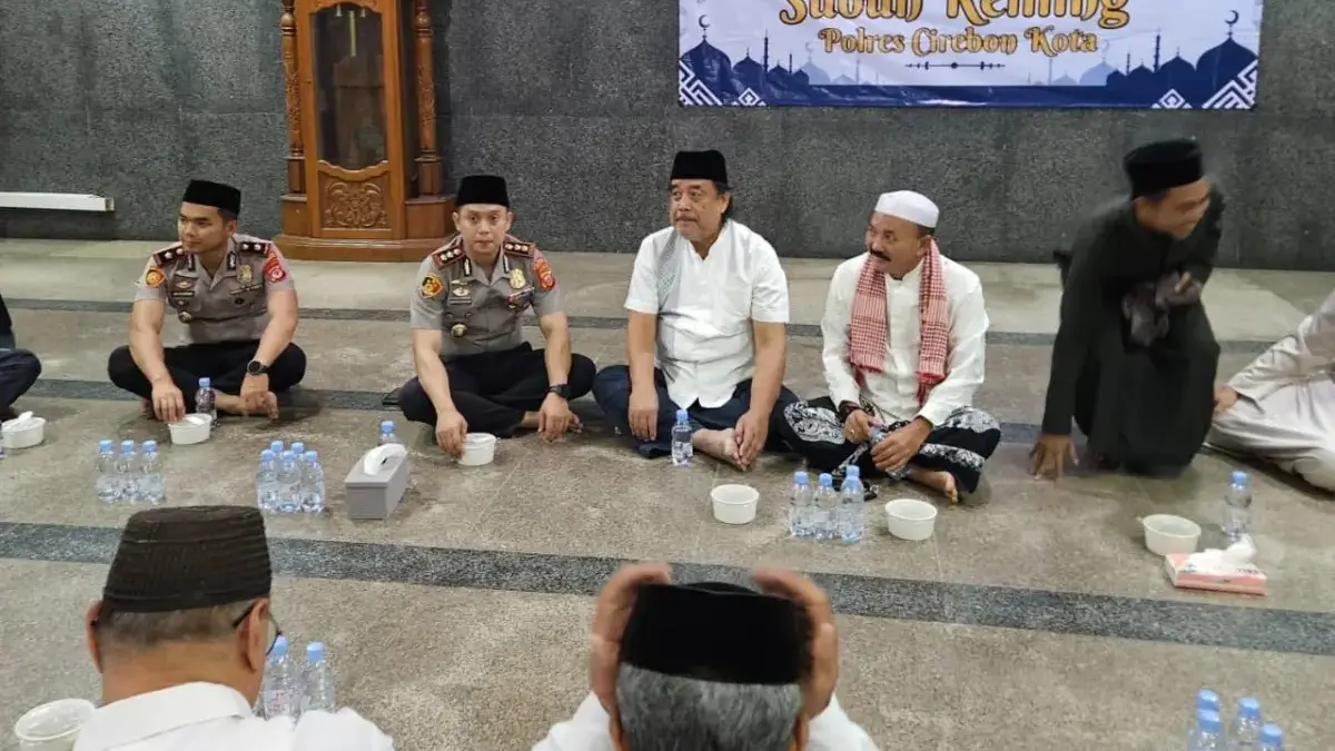 Kapolres Ciko Subuh Berjamaah di Masjid Attaqwa : Kapolres Cirebon Kota AKBP Bimantoro Kurniawan