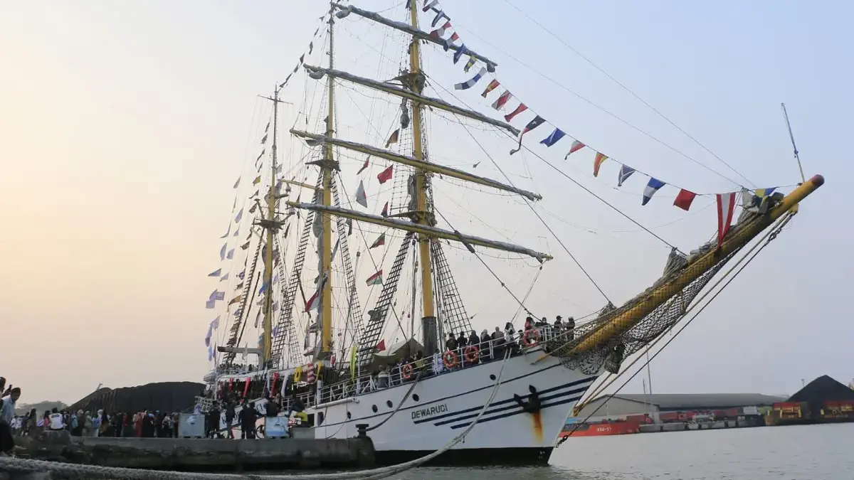 KRI Dewaruci di Cirebon, Masyarakat Boleh Naik KRI Dewaruci bersandar di Pelabuhan Cirebon, Rabu (14/10/2026).