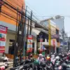 Kabel jaringan internet masih terlihat semrawut di Jalan Tuparev