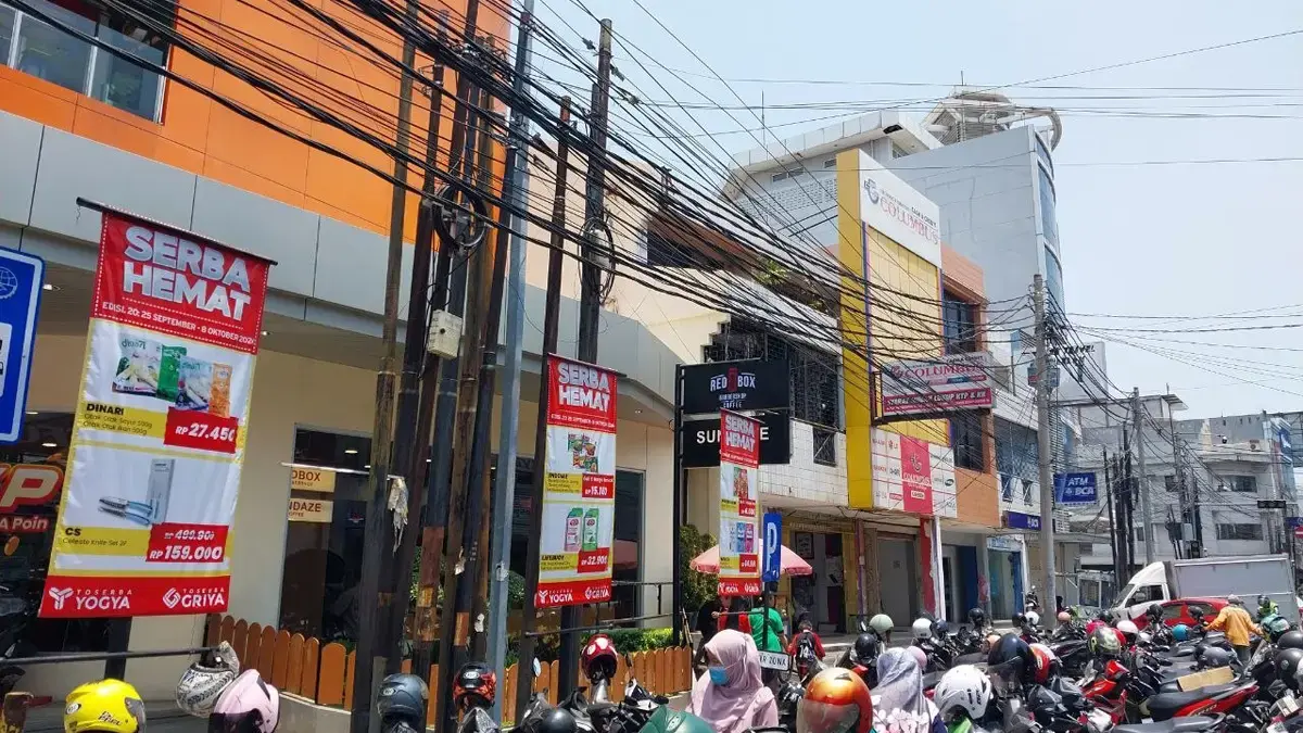 Kabel jaringan internet masih terlihat semrawut di Jalan Tuparev