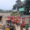 Tim gabungan berupaya melakukan pemadaman api yang membakar TPA Gunung Santri