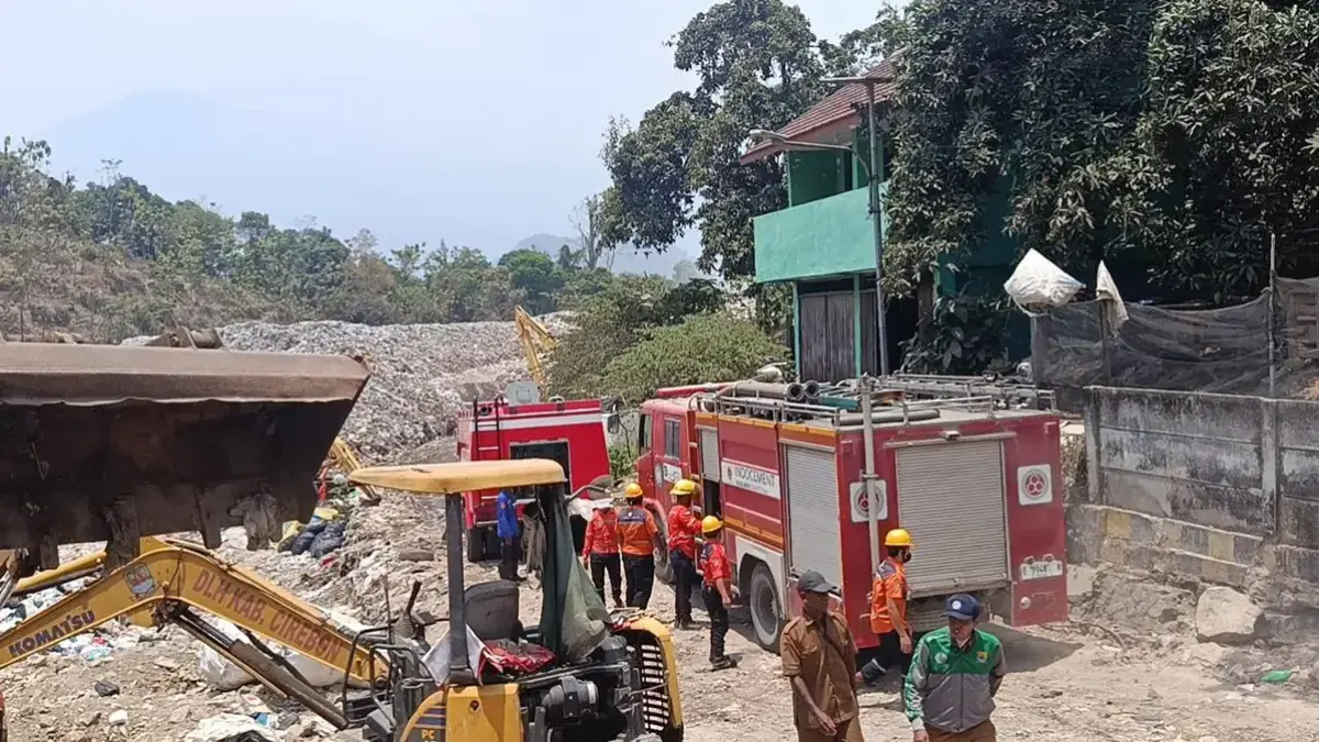 Tim gabungan berupaya melakukan pemadaman api yang membakar TPA Gunung Santri