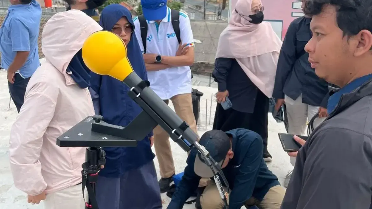 Tim Komdigi melakukan pengukuran paparan radiasi elektromagnetik