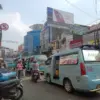 Kemacetan di kawasan Asia dan Surya dipicu sejumlah aktivitas, mulai dari angkutan kota (angkot) yang berhenti
