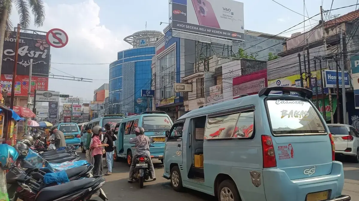 Kemacetan di kawasan Asia dan Surya dipicu sejumlah aktivitas, mulai dari angkutan kota (angkot) yang berhenti