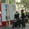 Sejumlah pengendara mengantre untuk mengisi BBM di salah satu SPBU di wilayah Cirebon