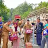 Dinsos Kabupaten Indramayu bersama Pemdes Jatibarang Baru, Kecamatan Jatibarang, meninjau rumah ambruk,