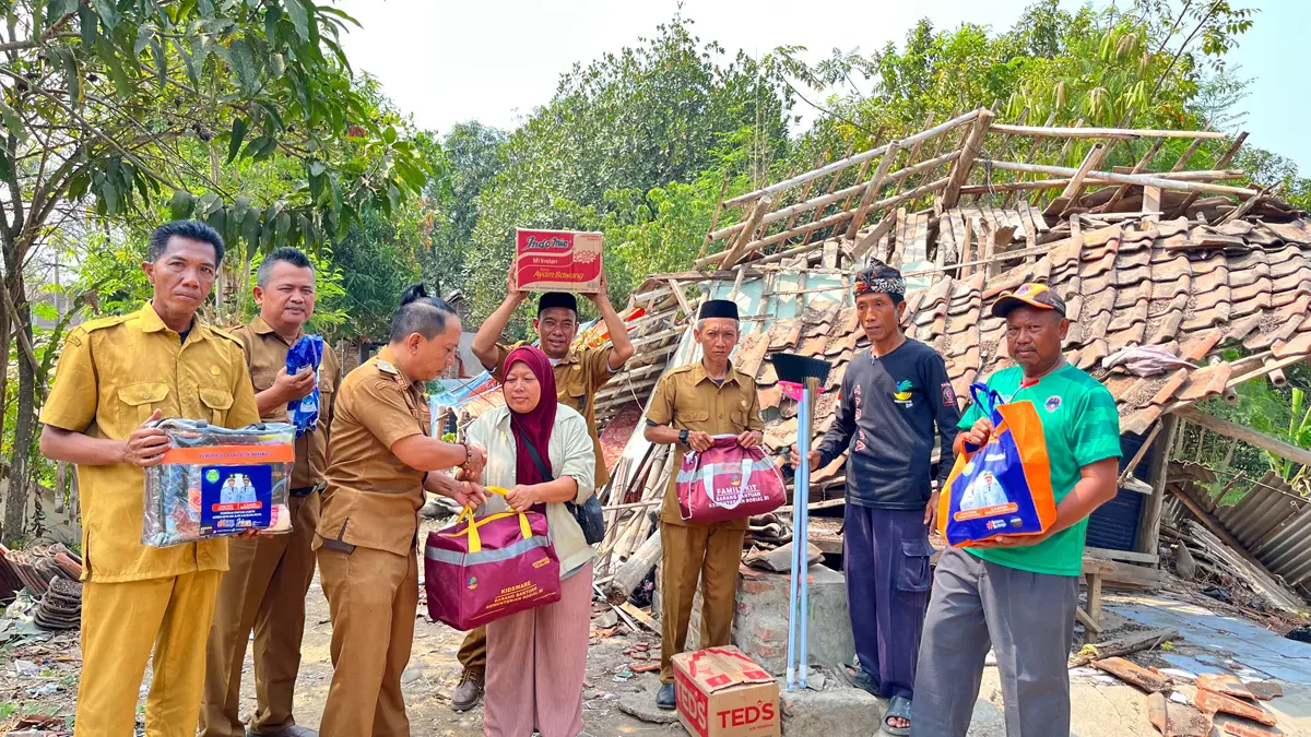 Dinsos Kabupaten Indramayu bersama Pemdes Jatibarang Baru, Kecamatan Jatibarang, meninjau rumah ambruk,