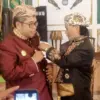 Sultan Kacirebonan IX Pangeran Raja Abdul Gani Natadiningrat menerima dua penghargaan global