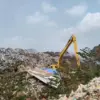Petugas tengah mengeruk dan mengurai timbunan sampah di TPA Gunung Santri
