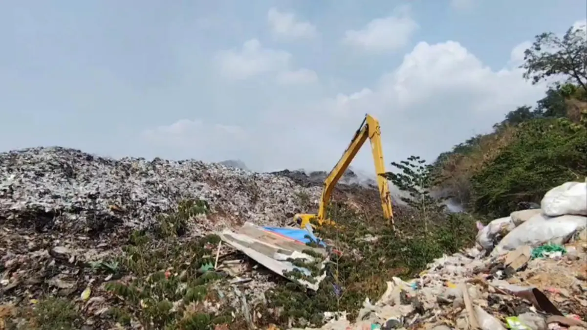 Angkutan Sampah Terhenti Dua Hari, DLH Kerahkan Alat Berat, Kebakaran di TPA Gunung Santri Berhasil Dipadamkan Petugas tengah mengeruk dan mengurai timbunan sampah di TPA Gunung Santri