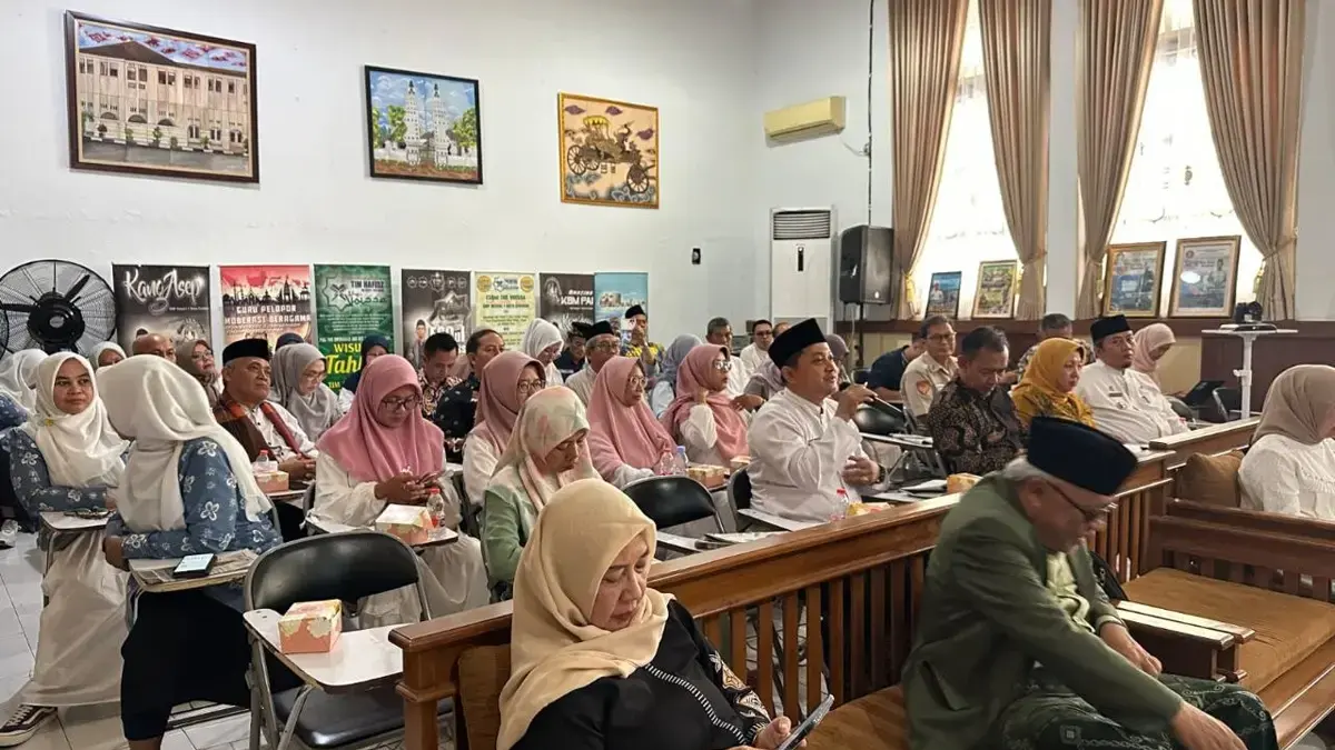 Tim BKD Provinsi Jawa Barat melakukan visitasi lapangan ke SMP Negeri 1 Kota Cirebon