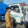 Bupati Majalengka H Eman Suherman menerima bantuan satu unit dump truck pengangkut sampah