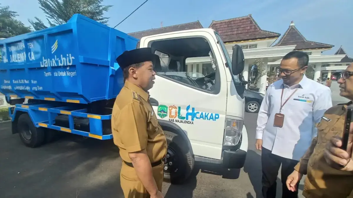 Bupati Majalengka H Eman Suherman menerima bantuan satu unit dump truck pengangkut sampah