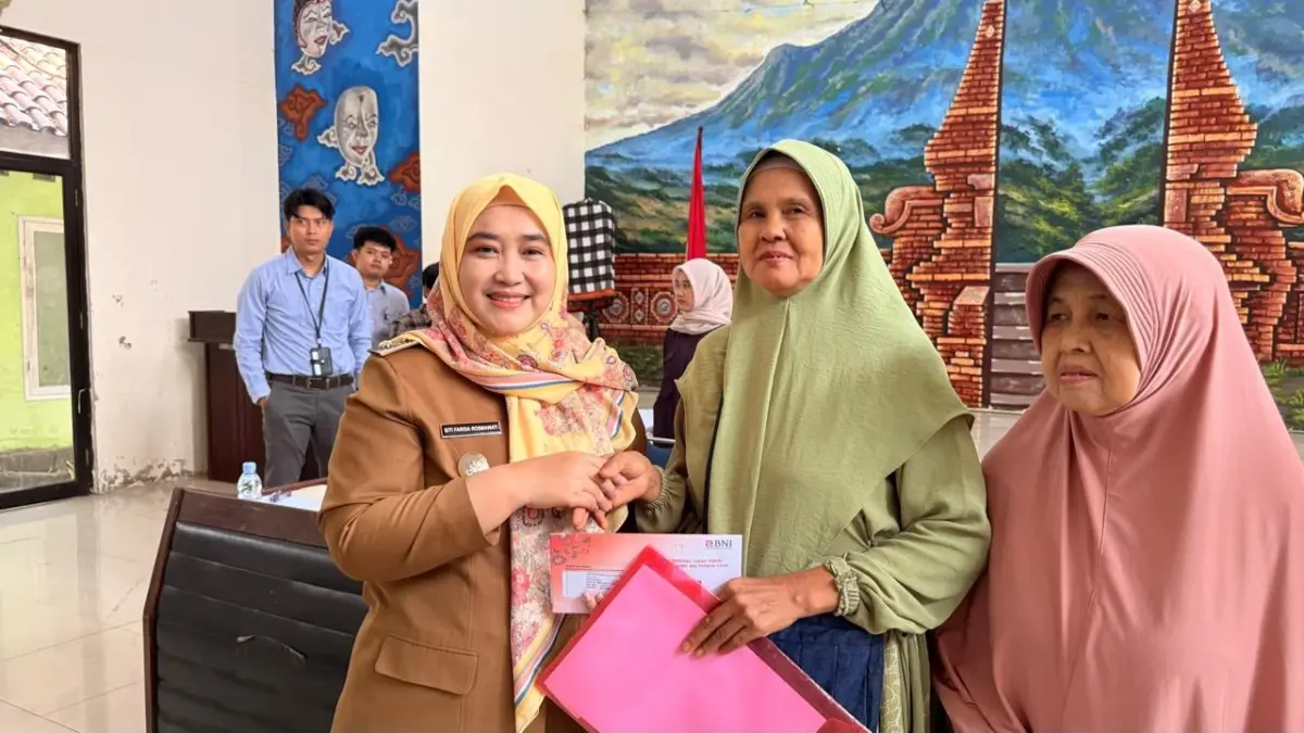 Wawali Serahkan ATM Bansos PKH 279 Warga bantuan sosial PKH Kota Cirebon