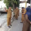 Wali Kota Cirebon Effendi Edo meninjau pembangunan drainase di Jalan Tentara Pelajar, Senin (12/10/2026).