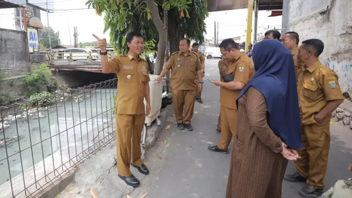 Wali Kota Cirebon Effendi Edo meninjau pembangunan drainase di Jalan Tentara Pelajar, Senin (12/10/2026).