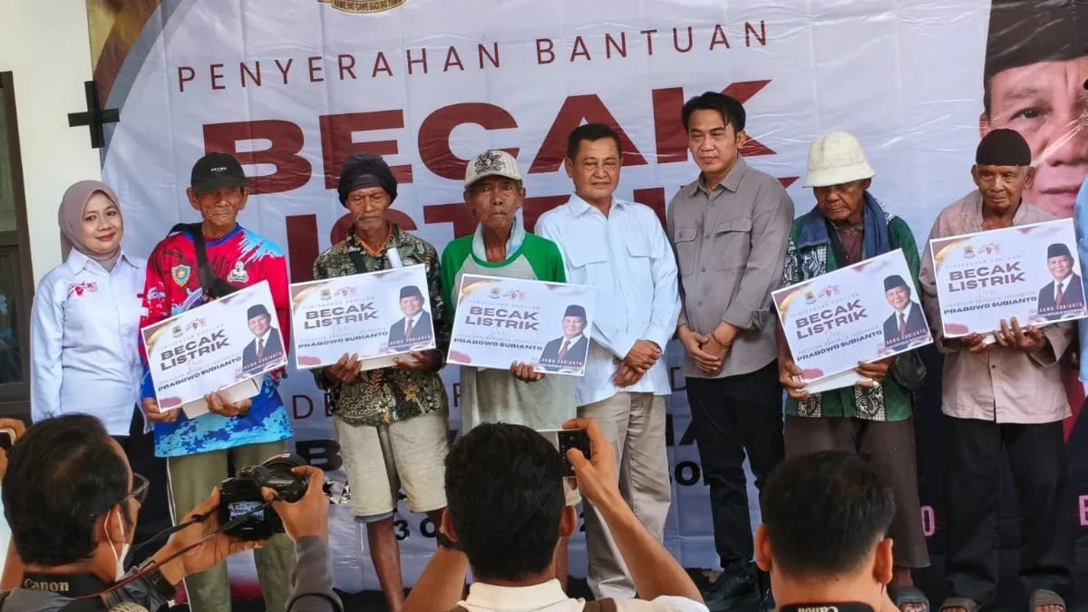 Ratusan tukang becak di Kabupaten Cirebon kembali mendapatkan bantuan becak listrik