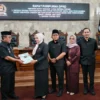 Bupati Cirebon Drs H Imron MAg menyerahkan hantaran raperda