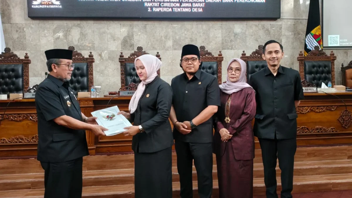 Merger BKC-BCJ Ditarget Rampung 2027: Aset Gabungan Diproyeksi Tembus hingga Rp1,2 Triliun Bupati Cirebon Drs H Imron MAg menyerahkan hantaran raperda