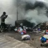 Petugas Damkar Indramayu sedang memadamkan api yang membakar TPS