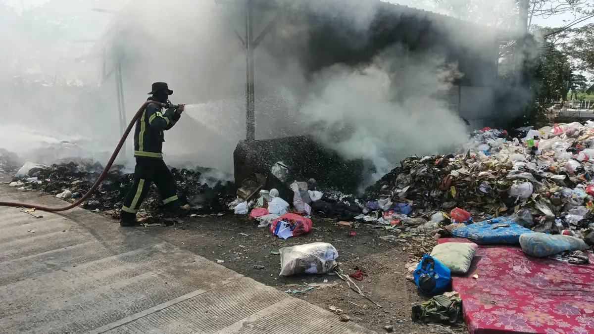 Sehari, Damkar Indramayu Tangani Dua Insiden Kebakaran Petugas Damkar Indramayu sedang memadamkan api yang membakar TPS