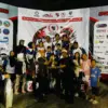 KOMPAK SELALU: Para atlet dan pelatih Wijaya Swimming Club (WSC) Kota Cirebon foto bersama usai jadi juara umu