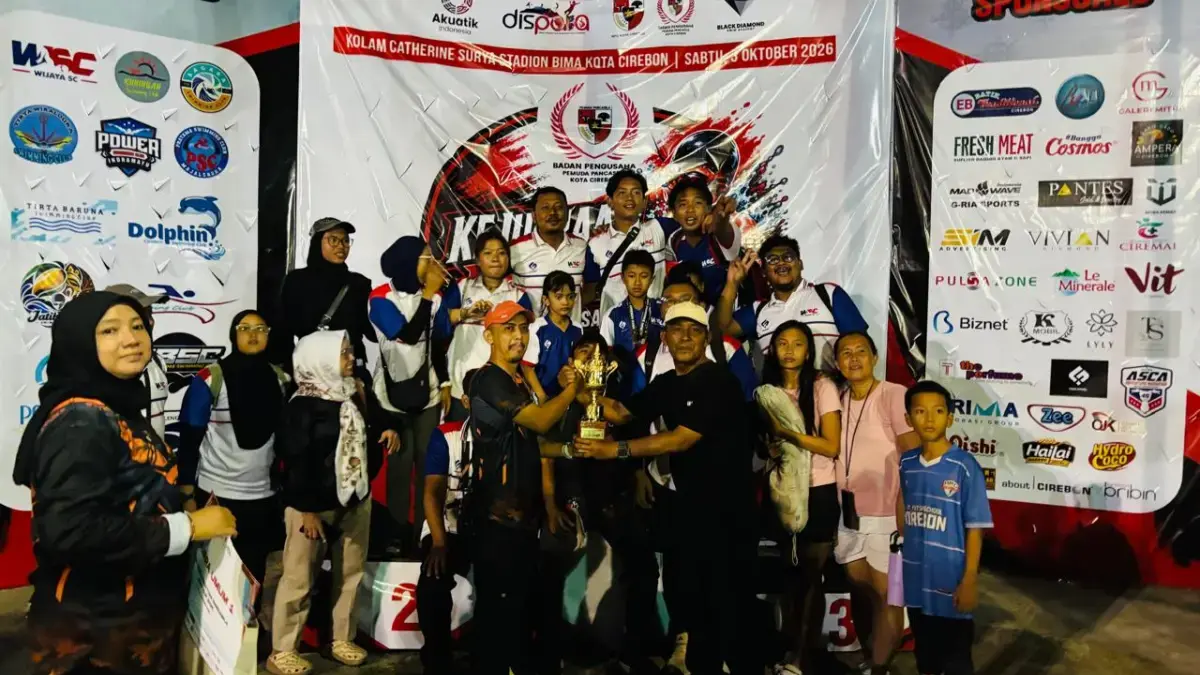 KOMPAK SELALU: Para atlet dan pelatih Wijaya Swimming Club (WSC) Kota Cirebon foto bersama usai jadi juara umu