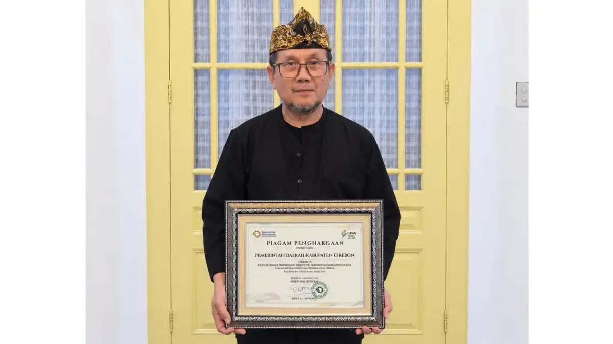 Bupati Cirebon Drs H Imron MAg menujukan piagam penghargaan