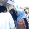 Warga memadati lokasi Gerakan Pangan Murah (GPM) di kawasan Gedung Landraad