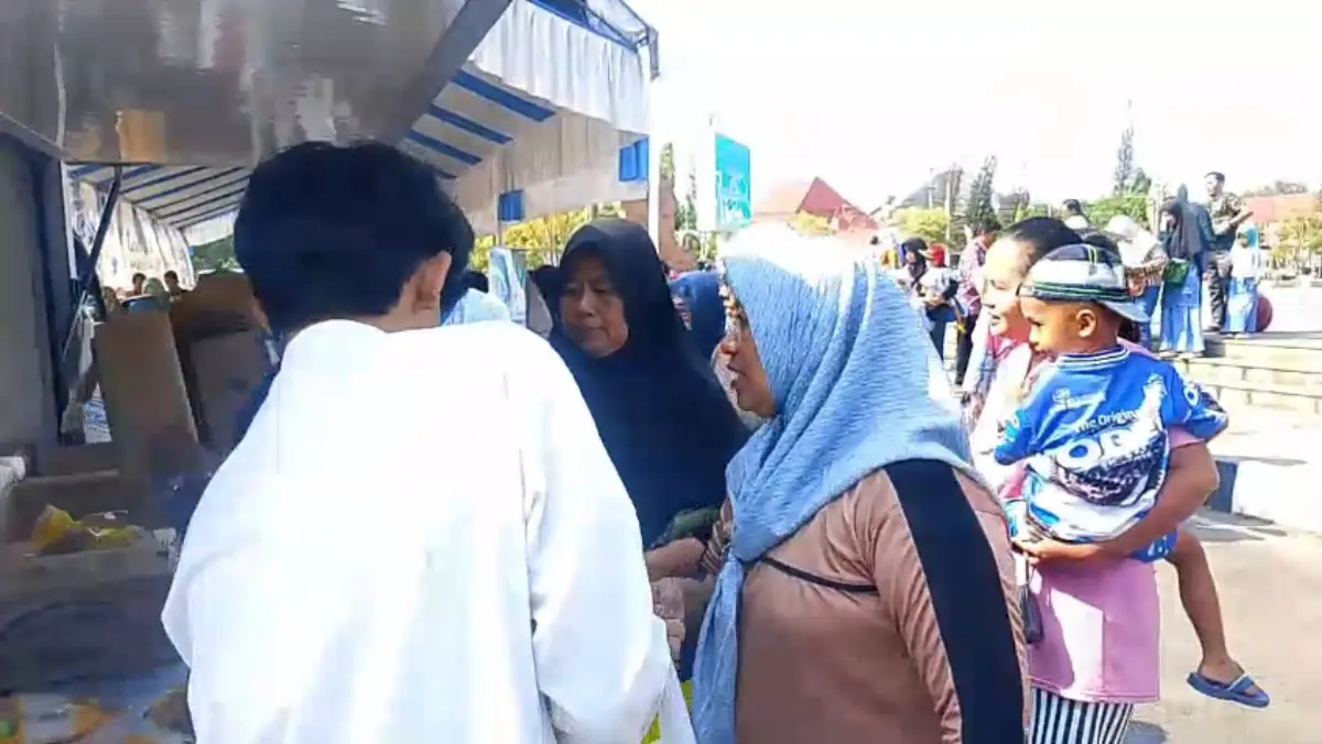 Warga Indramayu Antre Sejak Pagi, Gerakan Pangan Murah Tawarkan Beras hingga Telur Harga Terjangkau Warga memadati lokasi Gerakan Pangan Murah (GPM) di kawasan Gedung Landraad
