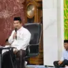 Dr H Ade Iwan Ridwanullah MSc menyampaikan ceramah dalam kegiatan Subuh Akbar