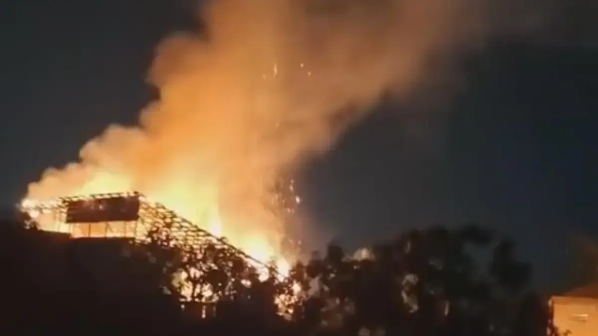 Asrama Ponpes Terbakar di Ciwaringin Kobaran api tampak membakar asrama lantai empat salah satu pondok pesantren di Desa Babakan,