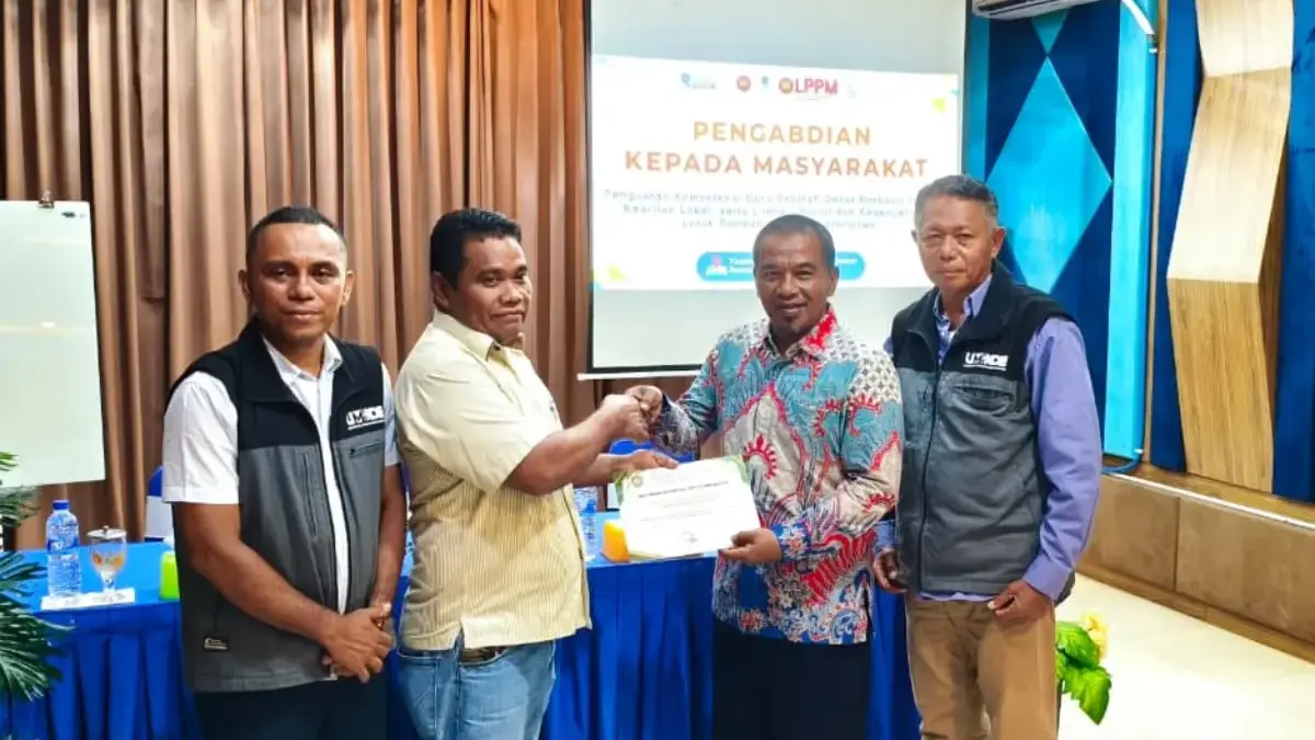 LPPM Universitas Muhammadiyah Cirebon (UMC) menerima penghargaan dari Kepala Dinas Sumba Barat Daya
