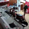 Dengan wajah ditutupi celana, pelaku dengan leluasa mencuri buah handphone.