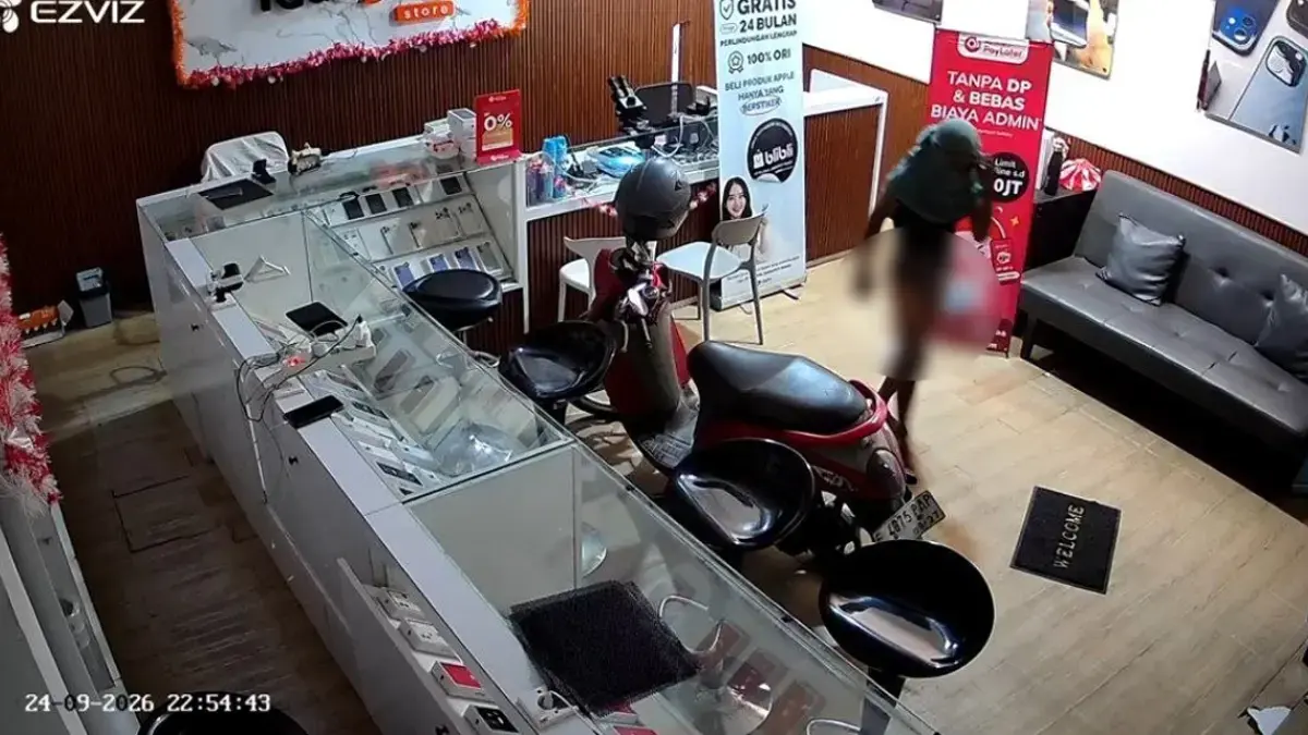 Dengan wajah ditutupi celana, pelaku dengan leluasa mencuri buah handphone.