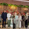 Bupati Indramayu, Lucky Hakim pose bersama pengantin usai nikah masal