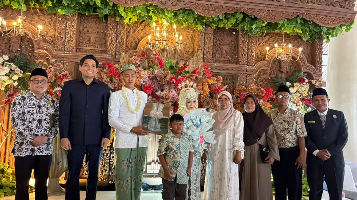 Sambut Hari Jadi, Pemkab Indramayu Gelar Nikah Masal Gratis Bupati Indramayu, Lucky Hakim pose bersama pengantin usai nikah masal