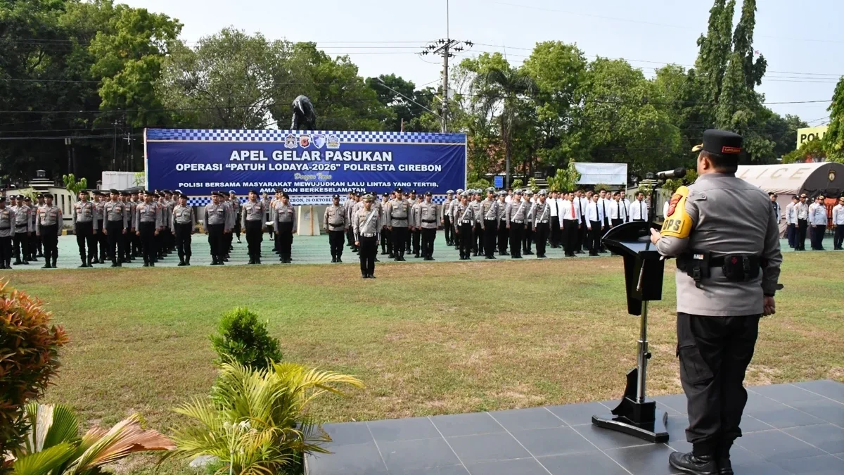 Operasi Patuh Lodaya, Kerahkan 120 Personel Kapolresta Cirebon Kombes Pol Imara Utama SIK SH MH memimpin apel geral pasukan
