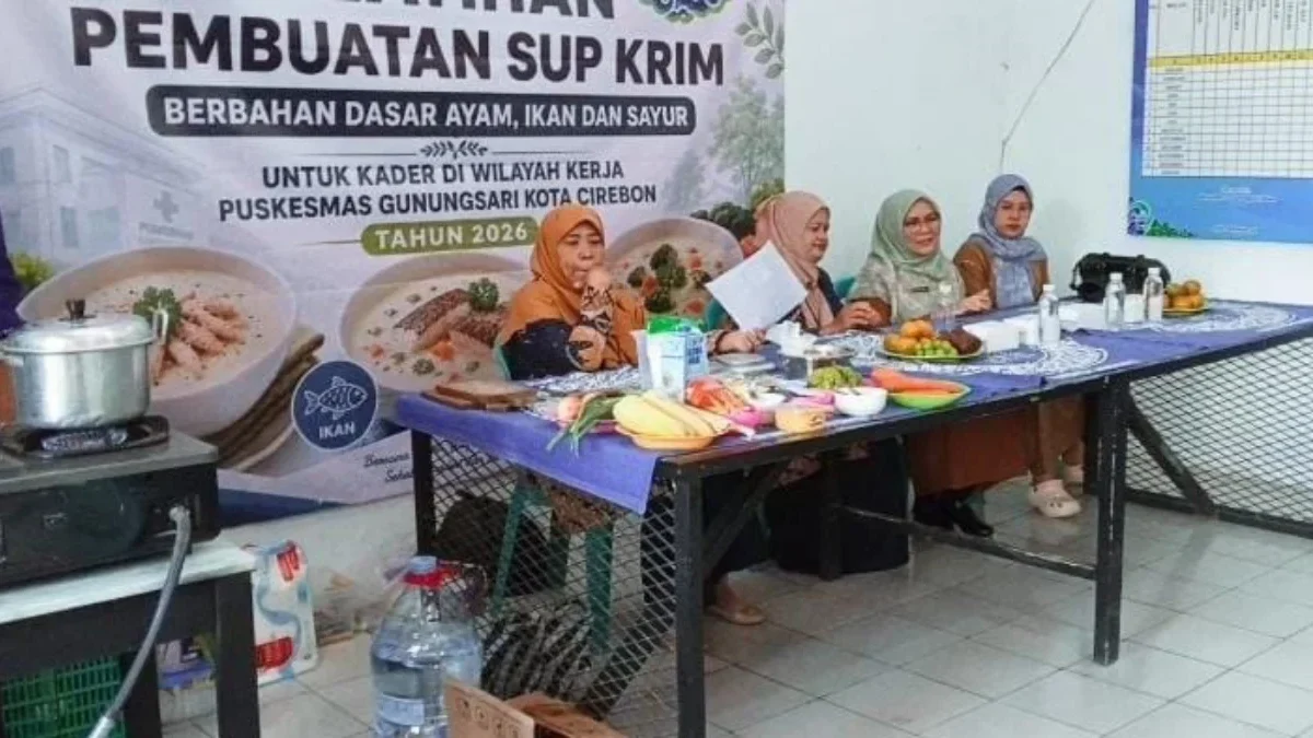 Poltekkes Kemenkes Tasikmalaya melatih kader Puskesmas Gunungsari, Kota Cirebon, membuat sup krim bergizi berb