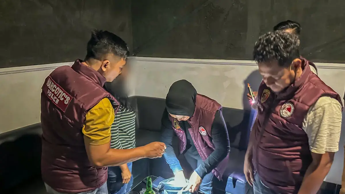 Personel gabungan Polresta Cirebon memeriksa barang bawaan pengunjung salah sebuah tempat hiburan malam