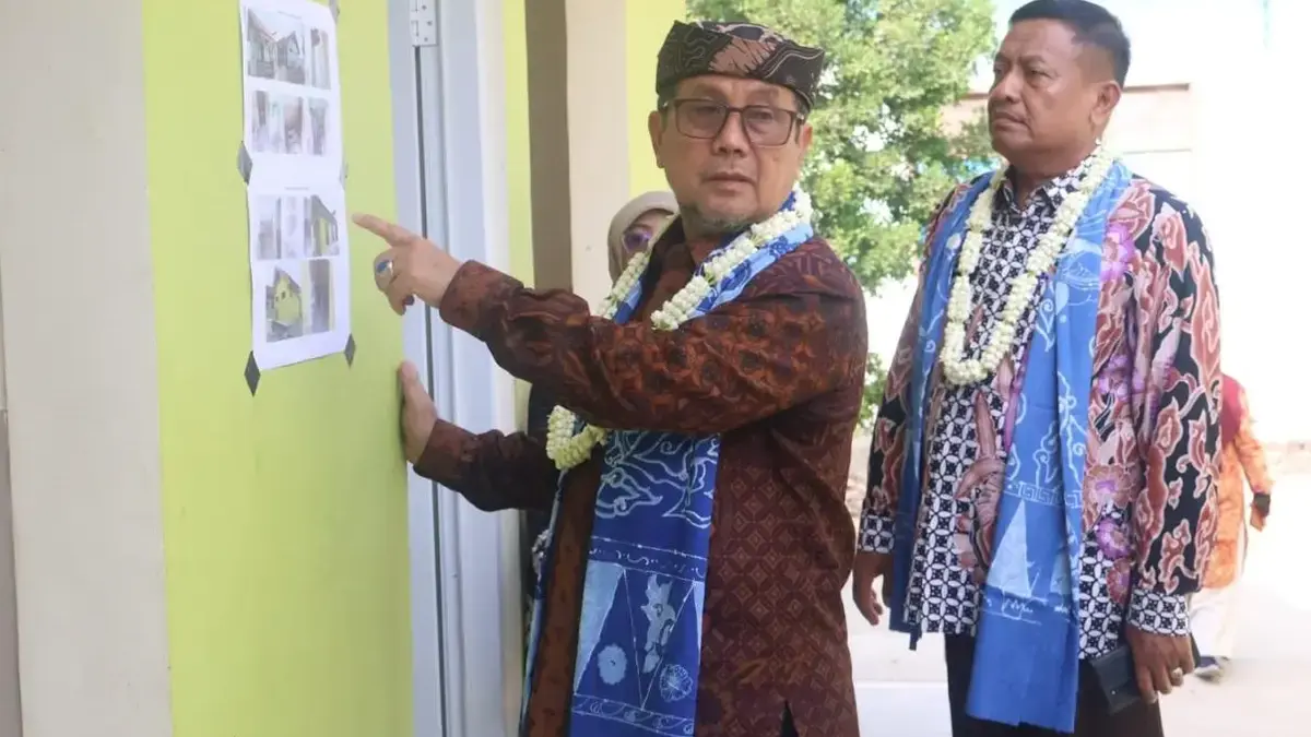 Bupati Cirebon Drs H Imron MAg didampingi Kadisdik Kabupaten Cirebon H Ronianto SPd MM
